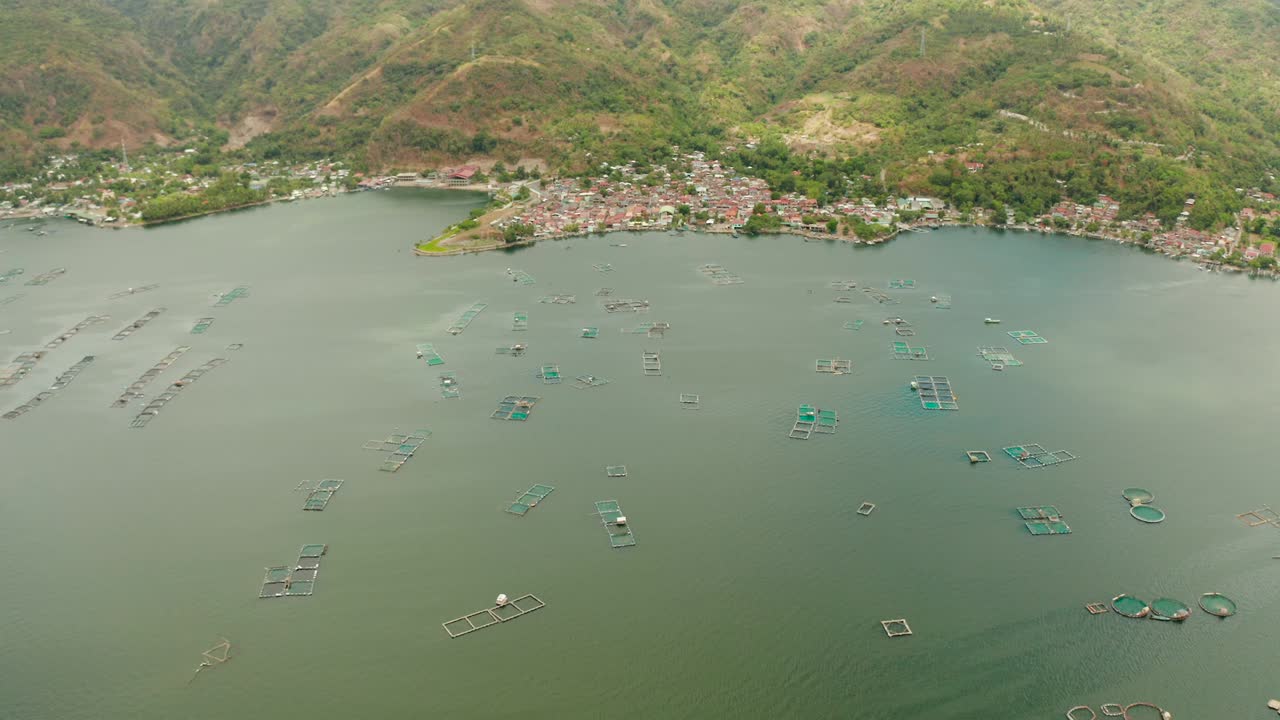 필리핀 타알 호수 (taal lake) 에 있는 생선 농장.
