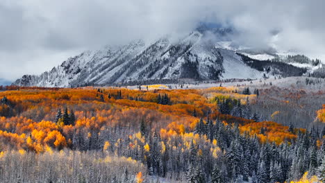 Impresionante-Paso-De-Kebler-Crested-Butte-Colorado-Impresionante-Otoño-Invierno-Primeras-Estaciones-De-Nieve-Chocan-Aéreo-Cinematográfico-Zumbido-Amarillo-álamo-Temblón-Bosque-Montañas-Rocosas-Niebla-Nubes-Levantando-Hacia-Arriba-Foque-Movimiento