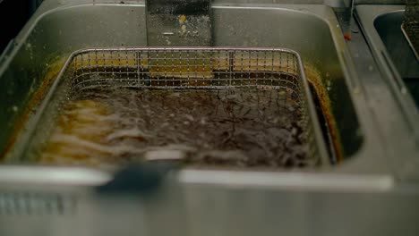 los rollos japoneses fritos se preparan en una freidora en aceite