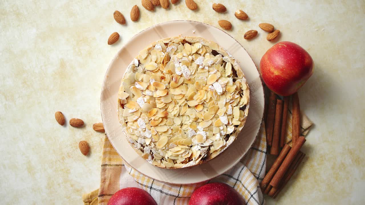 tarta de manzana casera recién horneada con pastel de almendras en amarillo