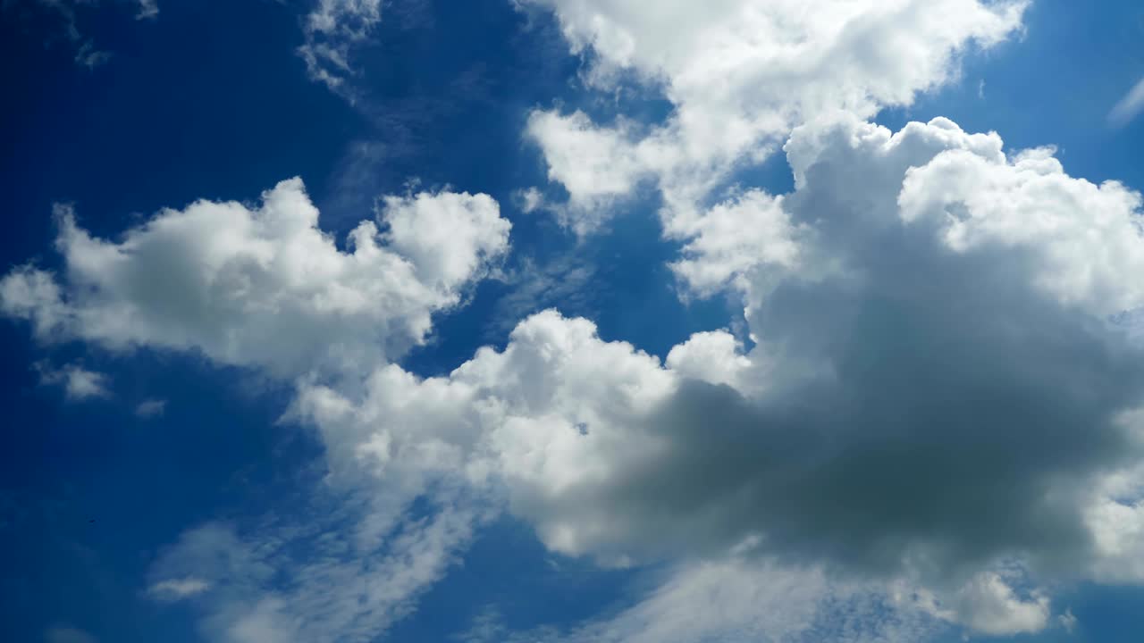 파란 하늘에서 구름이 움직이고 있습니다. 시간 경과