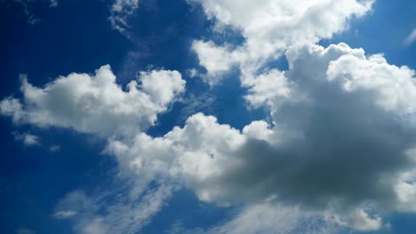 las nubes se mueven en el cielo azul.