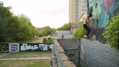 pessoa a fazer parkour