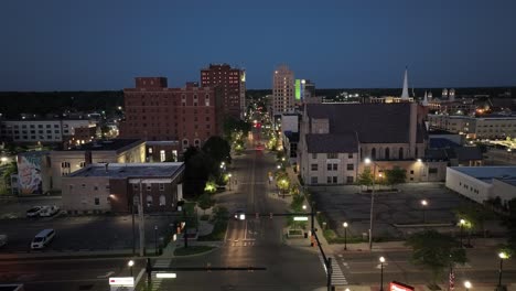 Jackson,-Michigan-Downtown-Bei-Nacht-Mit-Drohnenvideo-Stabil