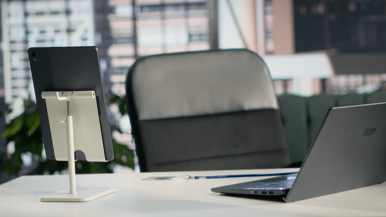 Ufficio direzionale vuoto, con laptop e cancelleria, luce naturale sui mobili