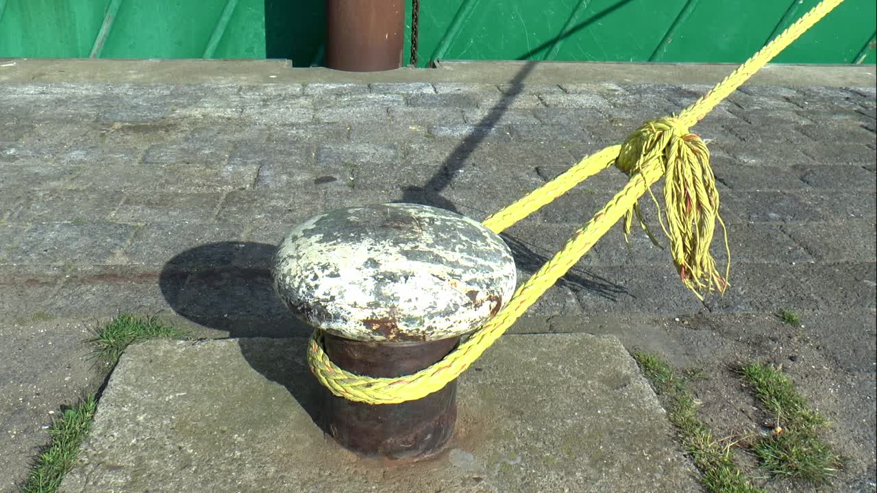 배에서 볼라드 주변의 노란색 로프