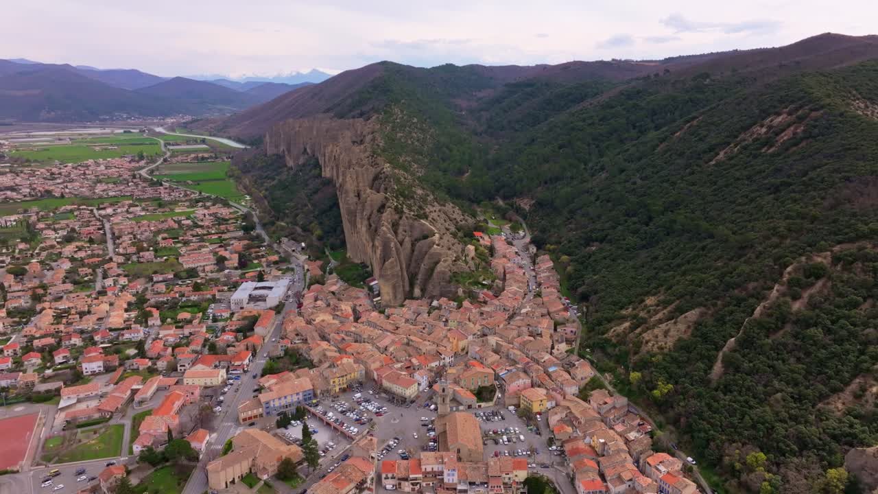 Vista aérea de los rocosos Les Penitents cerniéndose sobre Les Mees, Francia.