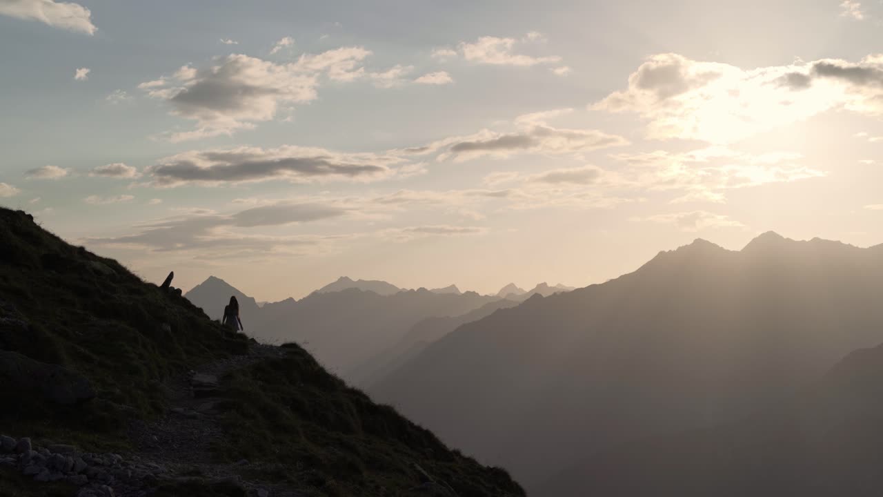 Filmato molto cinematografico di una ragazza che cammina verso la telecamera in uno splendido paesaggio montano