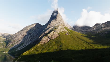 majestuoso pico de stetind durante el otoño en narvik, condado de nordland, noruega