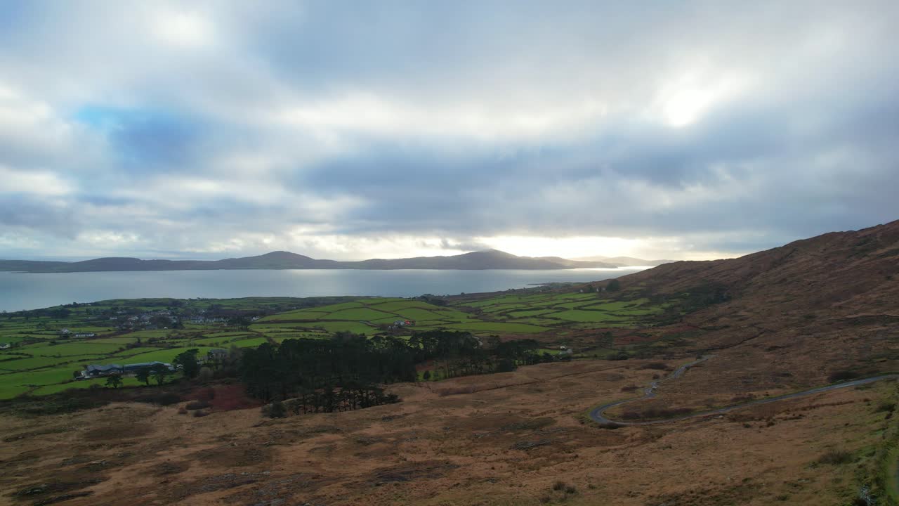 dramático paisaje de invierno noche en las ovejas cabeza oeste corcho irlandés dramático escenario costero lugares épicos en la irlanda rural