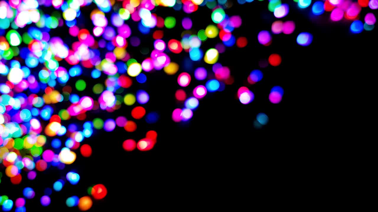 Composizione a metà schermo diagonale con luci di Natale RGB che cambiano colore e effetto bokeh