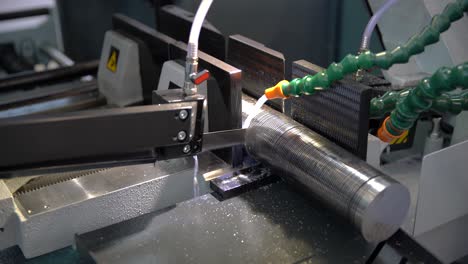 máquina de sierra moderna. corte de metal tecnología de procesamiento moderna.