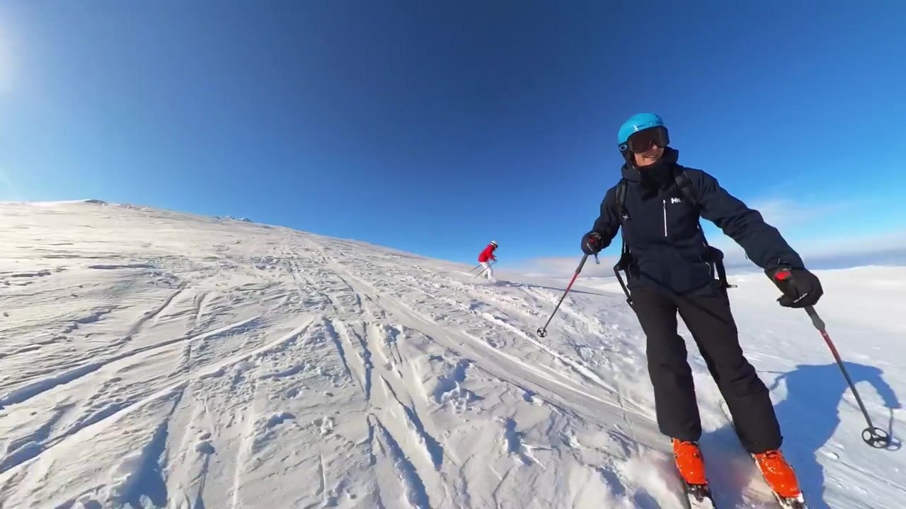 Incredibile ripresa veloce di sciatori che scendono una montagna norvegese a Myrkdalen - Pieno di azione con sciatori e sciatrici fuoripista