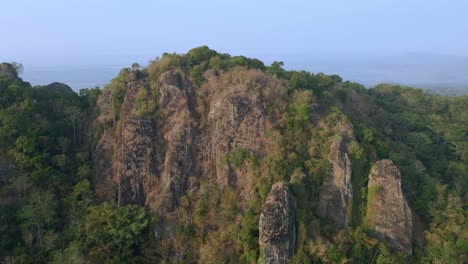 Toma-Aérea-De-Retroceso-Del-Antiguo-Volcán-Nglangeran-En-Yogyakarta,-Indonesia-Durante-El-Día-Nublado