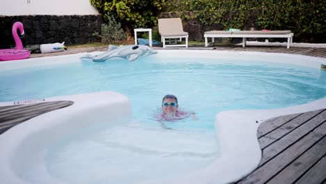 Un-Niño-Adorable-Salta-A-La-Piscina-Con-Ropa-Puesta