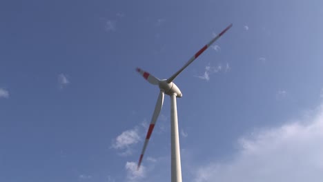 tiro medio de turbina eólica cerca de schweitenkirchen, baviera, alemania