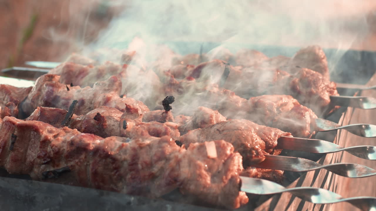 closeup de carne de cerdo shashlik kebabs a la parrilla en el brasero. sabrosos kebabs de carne de cerdo en la parrilla