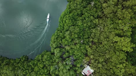 Fliegende-Drohne-Am-Strand-Von-Roatan,-Die-Dem-Boot-In-4k-Folgt