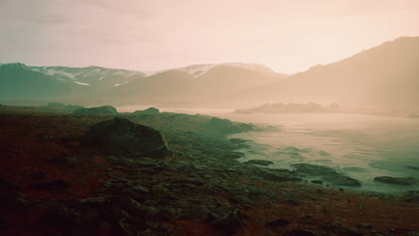 Schöne-Aussicht-Auf-Neblige-Berge-Mit-Einer-Spiegelung-In-Einem-See