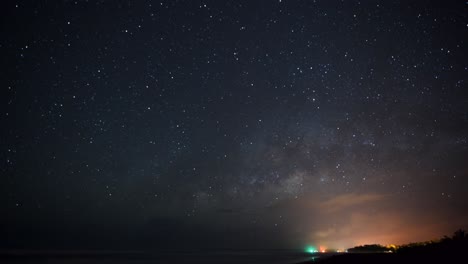 sebuah timelapse indah dari langit malam dengan bima sakti naik di pantai pasifik kosta rika pada bulan maret, dengan kota cahuita di bagian bawah