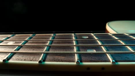 primer plano de un fretboard de una guitarra acústica