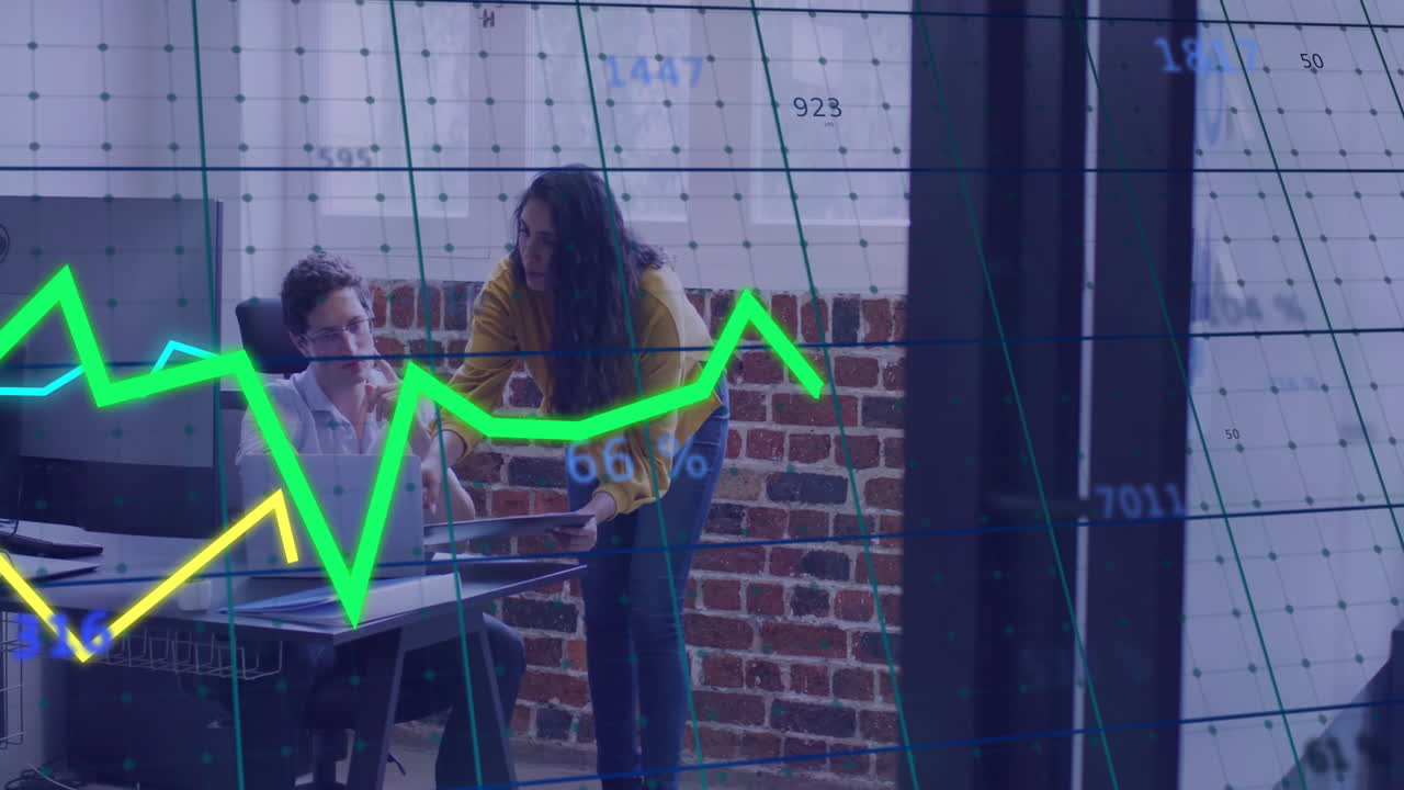 animación del procesamiento de datos digitales sobre diversas personas de negocios en la oficina