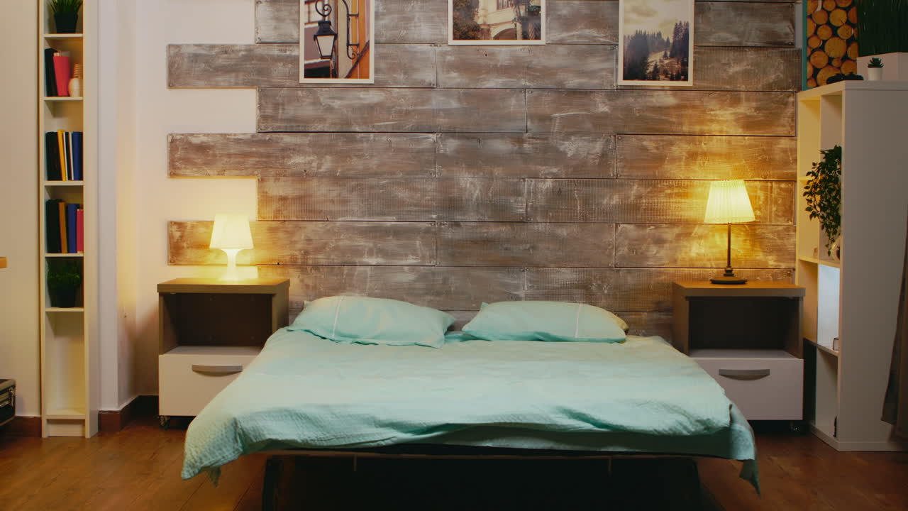 편안한 침대가 있는 빈 방 밖으로 확대