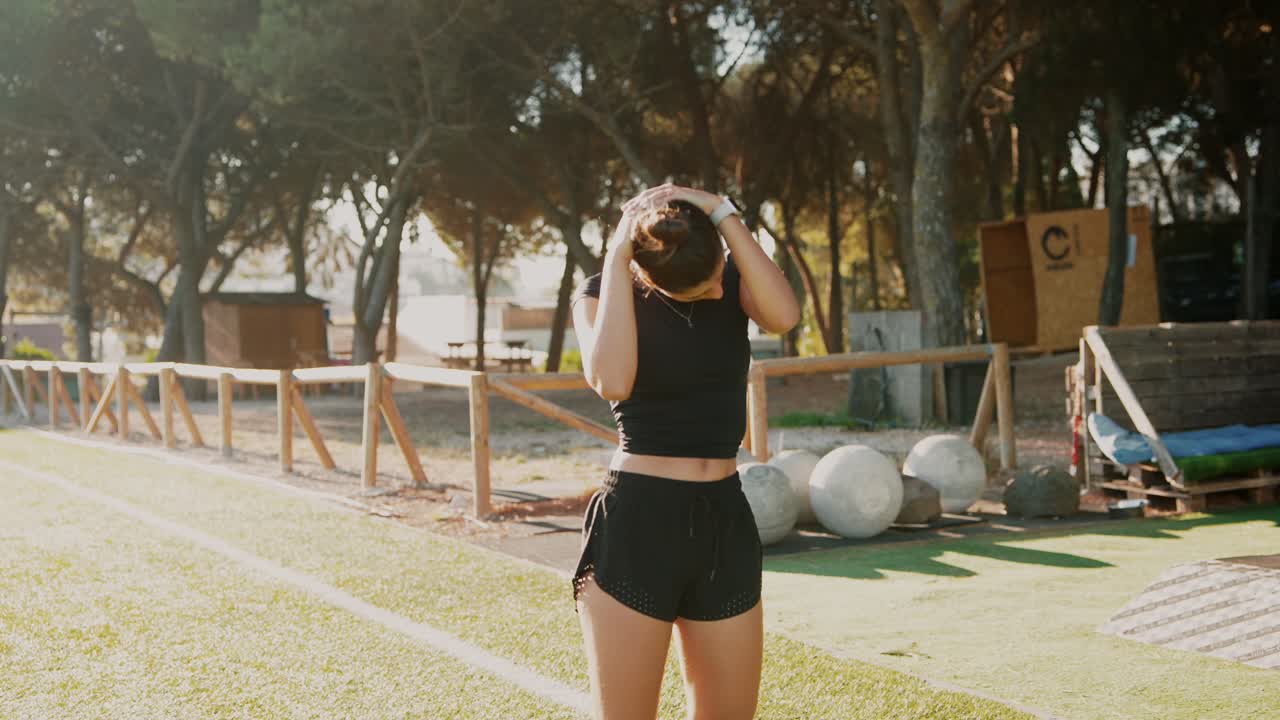 mujer haciendo ejercicio al aire libre