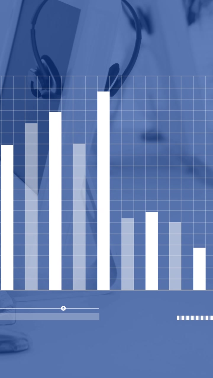 Grafico blu e bianco che elabora dati su computer e cuffie telefoniche su scrivanie in un ufficio vuoto