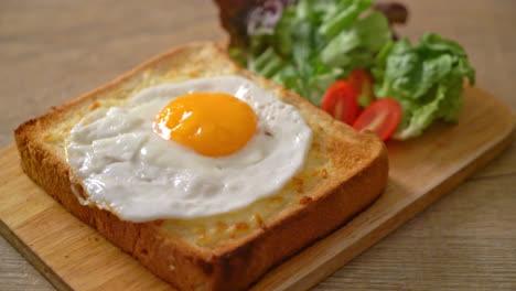 pan casero tostado con queso y huevo frito encima con ensalada de verduras para el desayuno