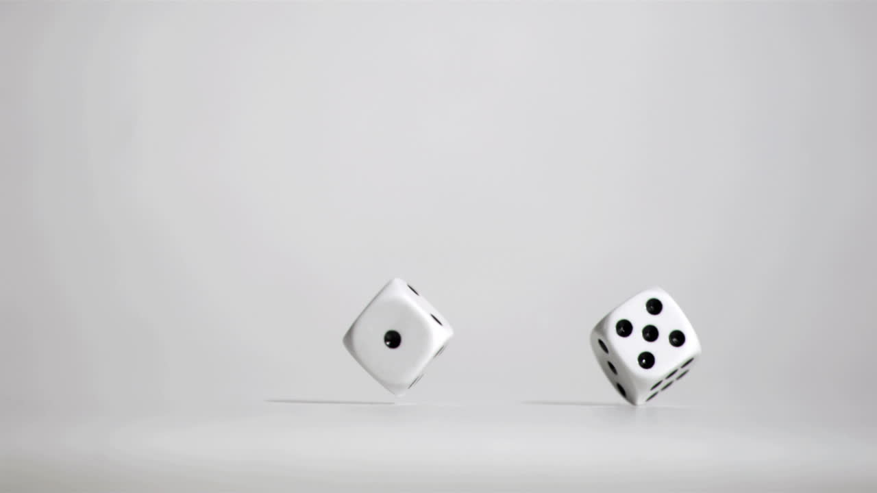 un par de dados blancos en movimiento súper lento rebotando