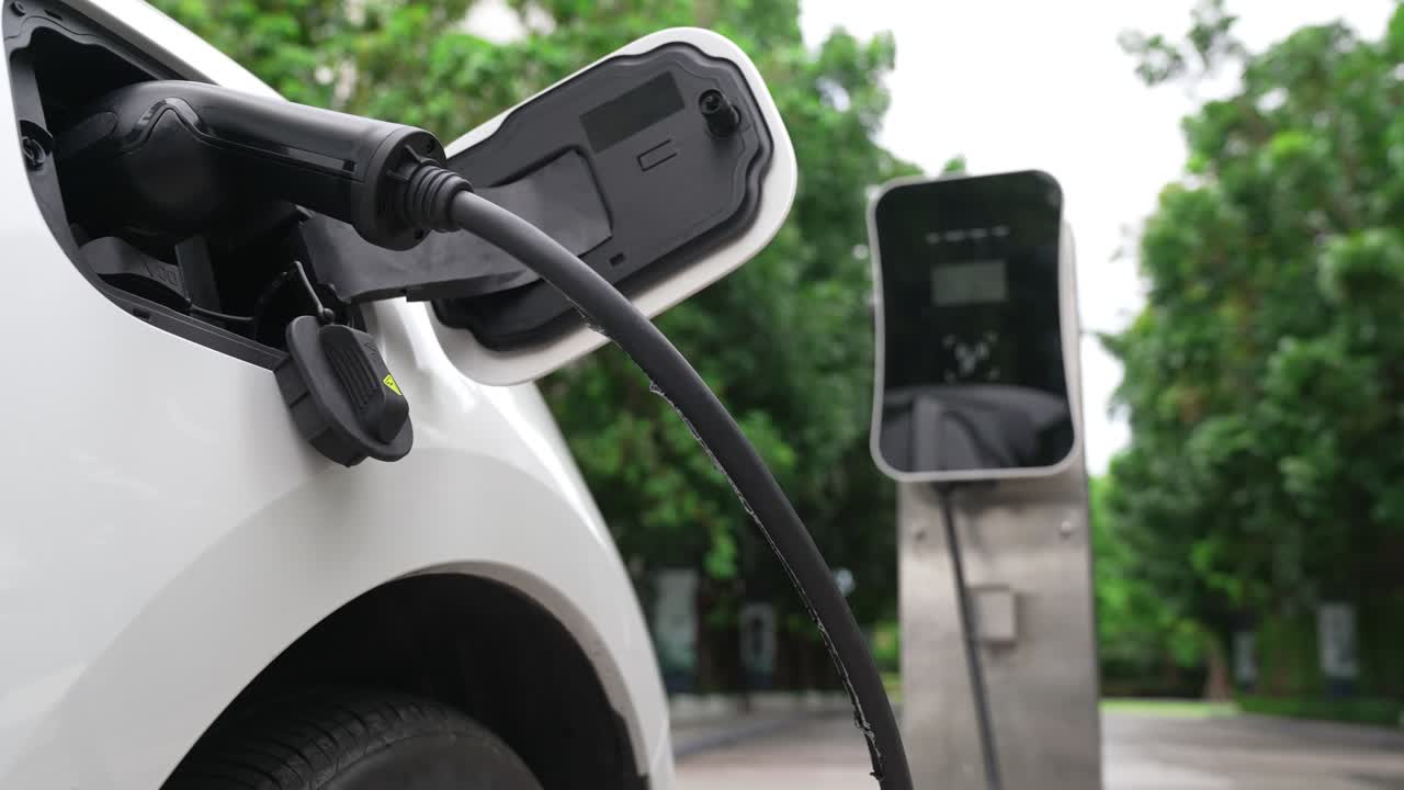 concepto de aparcamiento progresivo de automóviles eléctricos y recarga en la estación de carga.