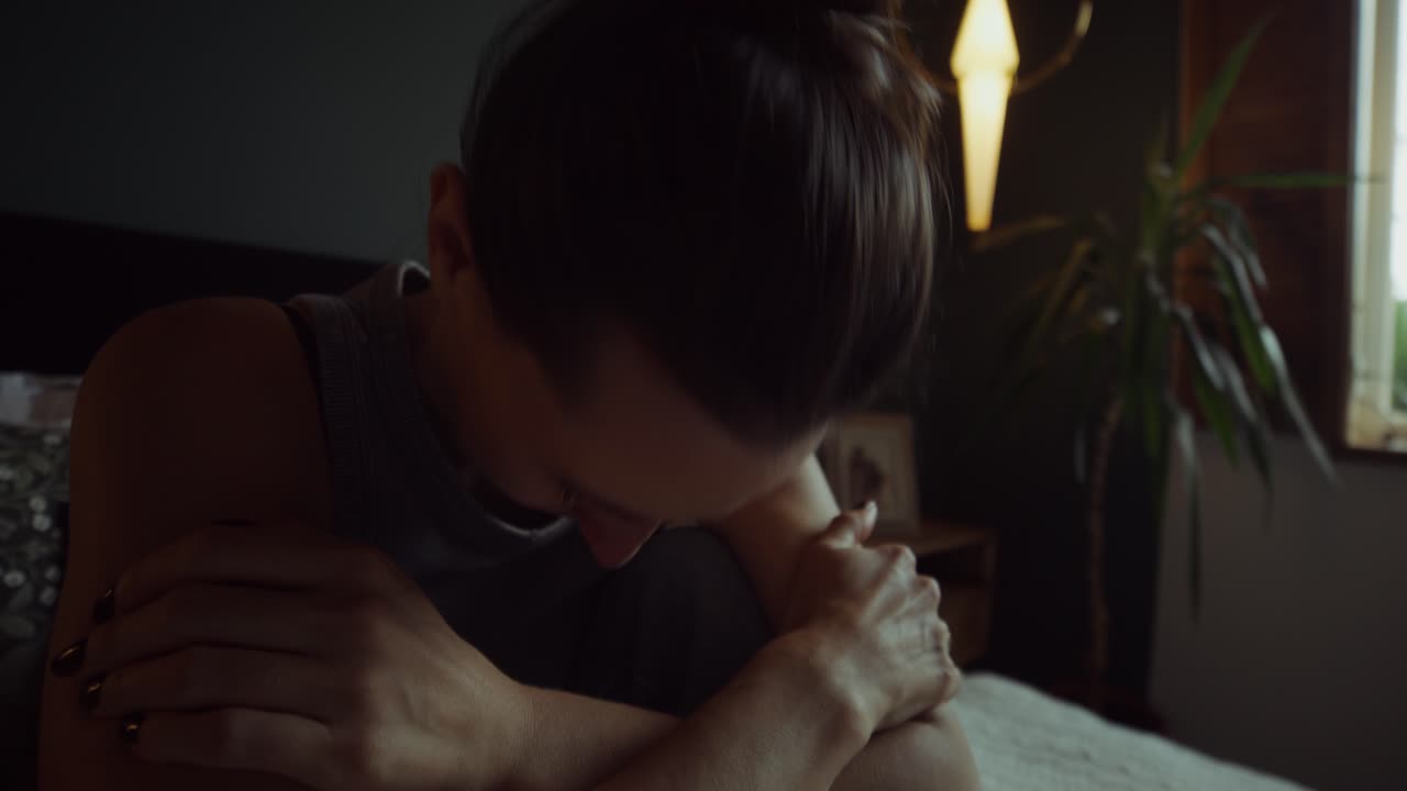 침대에서 울고 있는 여자