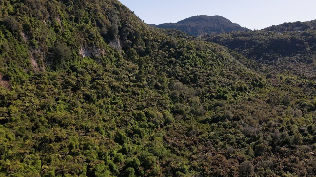 plataforma rodante aérea que revela los bordes del lago tarawera, nueva zelanda