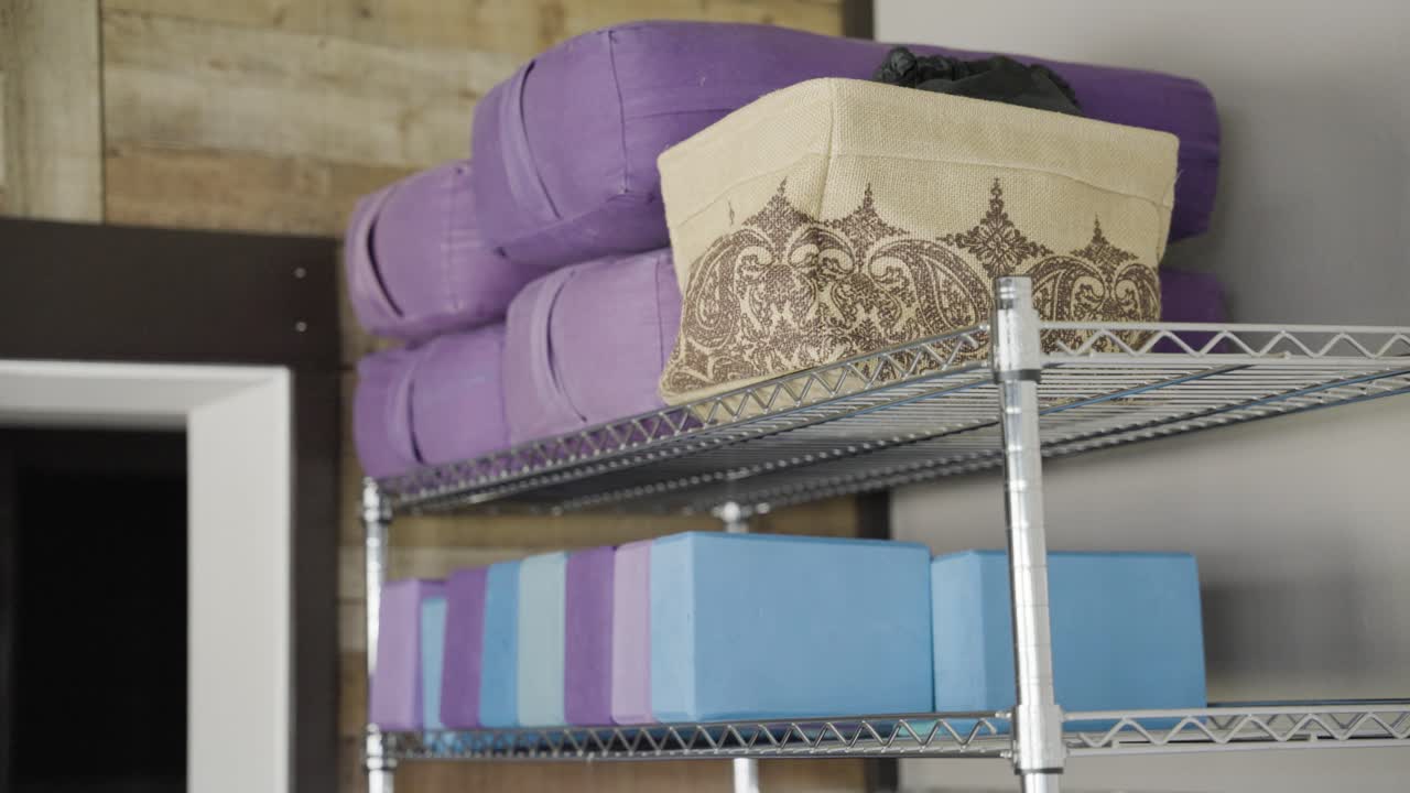 운동 장비는 편리한 접근성을 보장하기 위해 선반에 신중하게 배치되었습니다.