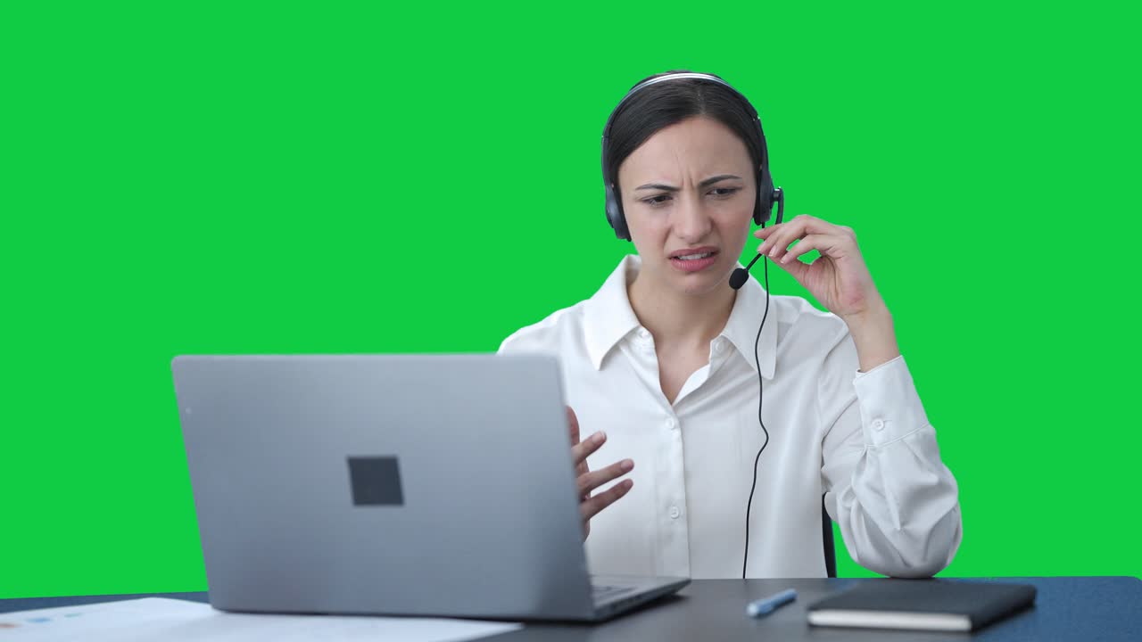 Confusa operatrice indiana di call center che parla al cliente Schermo verde