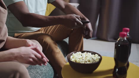 pareja viendo la televisión en casa