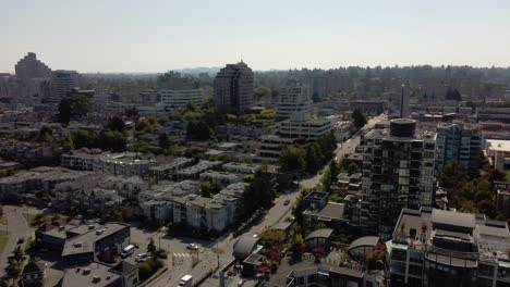 3-4-Vuelo-Panorámico-Aéreo-Sobre-La-Isla-De-Granville-Superior-Residencial-Comercial-De-Lujo-Moderna-Comunidad-De-Poca-Altura-Junto-A-Las-Tiendas-Minoristas-Y-Los-Exuberantes-Parques-Verdes-En-El-Centro-De-Vancouver,-Canadá,-Vista-Suroeste