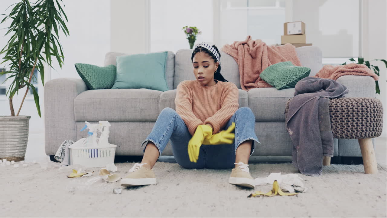 tareas domésticas, dolor de cabeza y mujer de limpieza