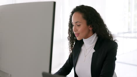 oficina, relajarse y orgullosa mujer de negocios