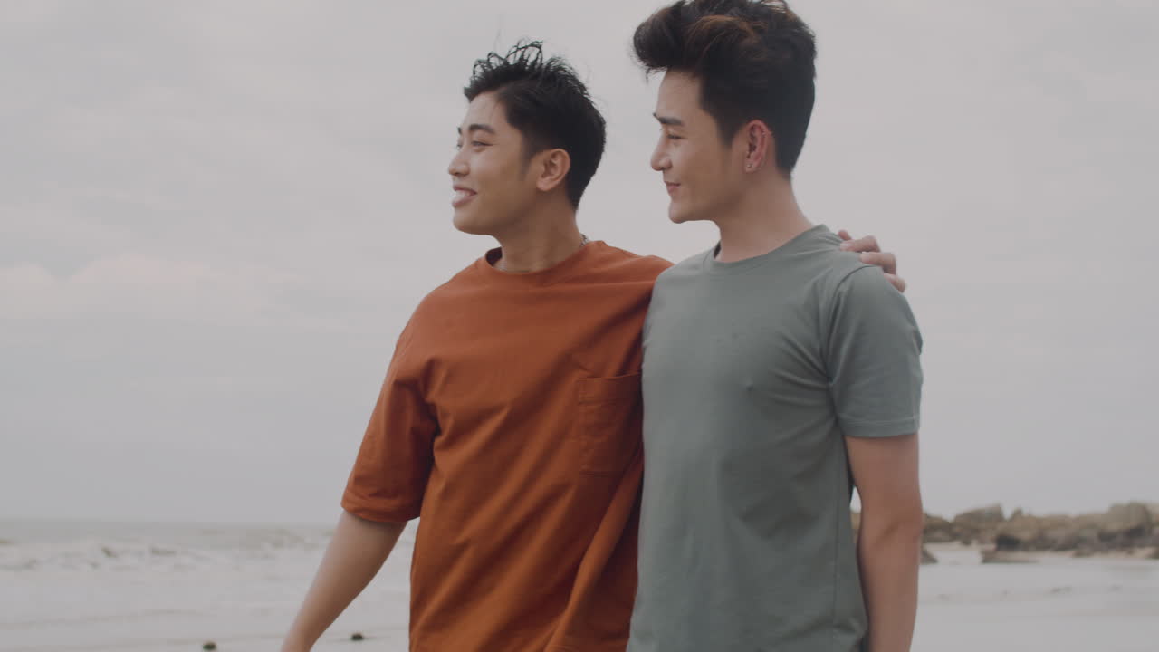 해변에서 산책하는 커플