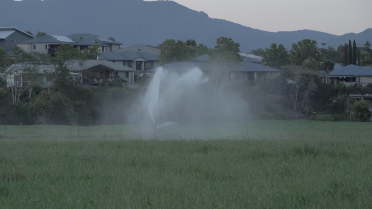 농지에 물을 주는 스프링클러 관개 시스템 - 호주 뉴사우스웨일즈의 울룸빈 국립공원 - 슬로우 모션