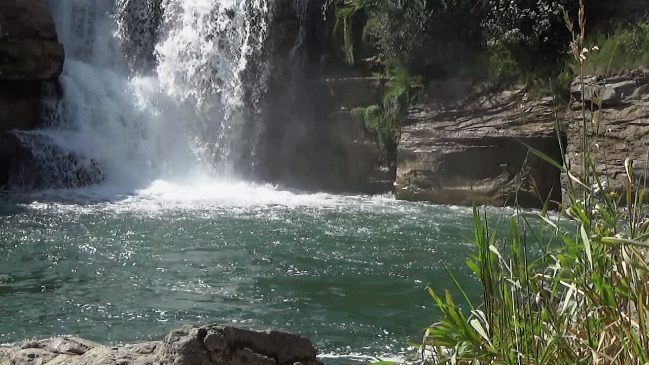 vista de bajo ángulo en el fondo de la garganta del río: cascada de lundbreck, alberta