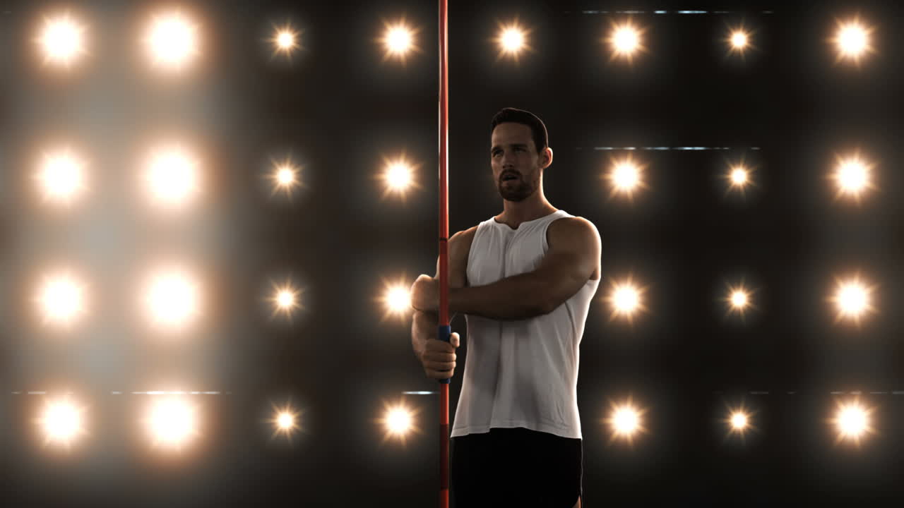 el deportista se está preparando para hacer el lanzamiento de jabalina.