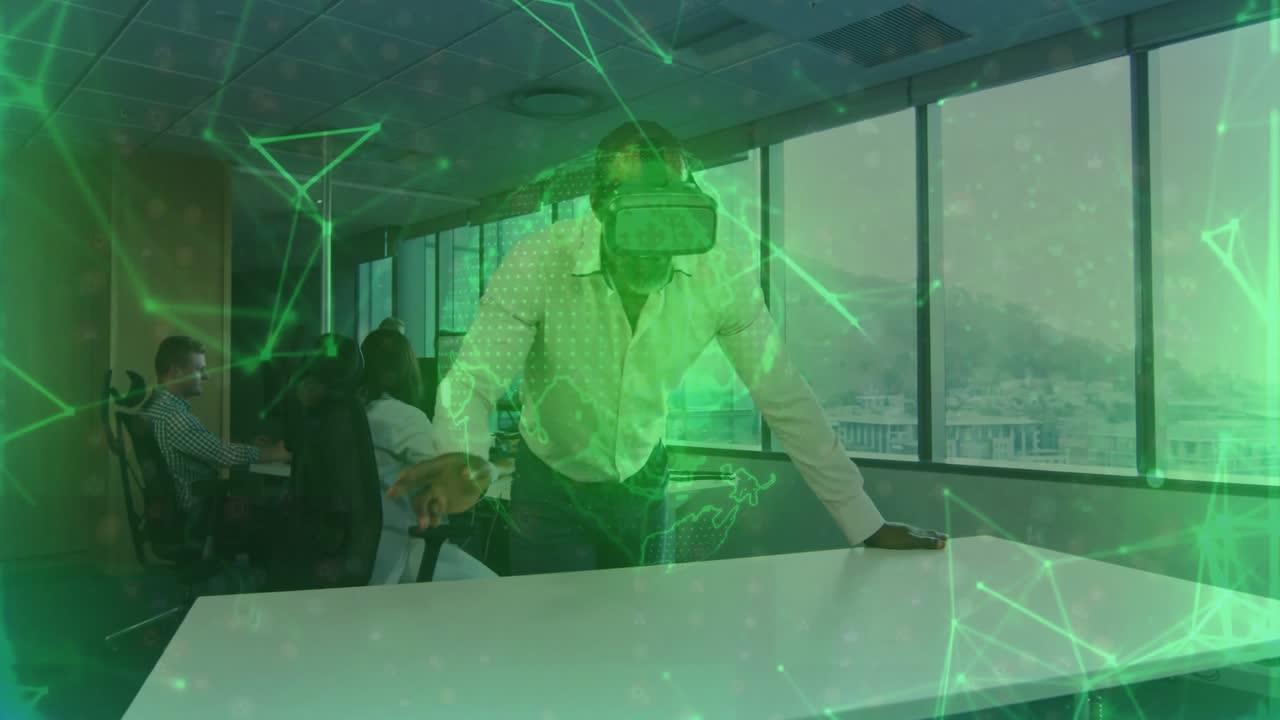 Uomo che indossa un visore VR appoggiato al tavolo della conferenza mentre naviga su un globo rotante tramite sovrapposizione verde