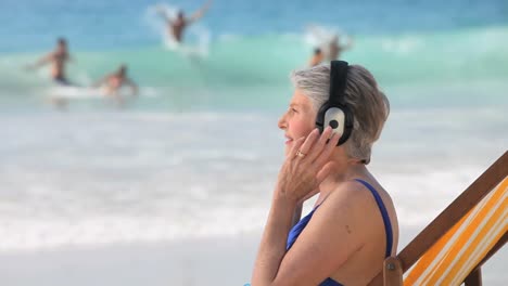 mujer mayor escuchando música