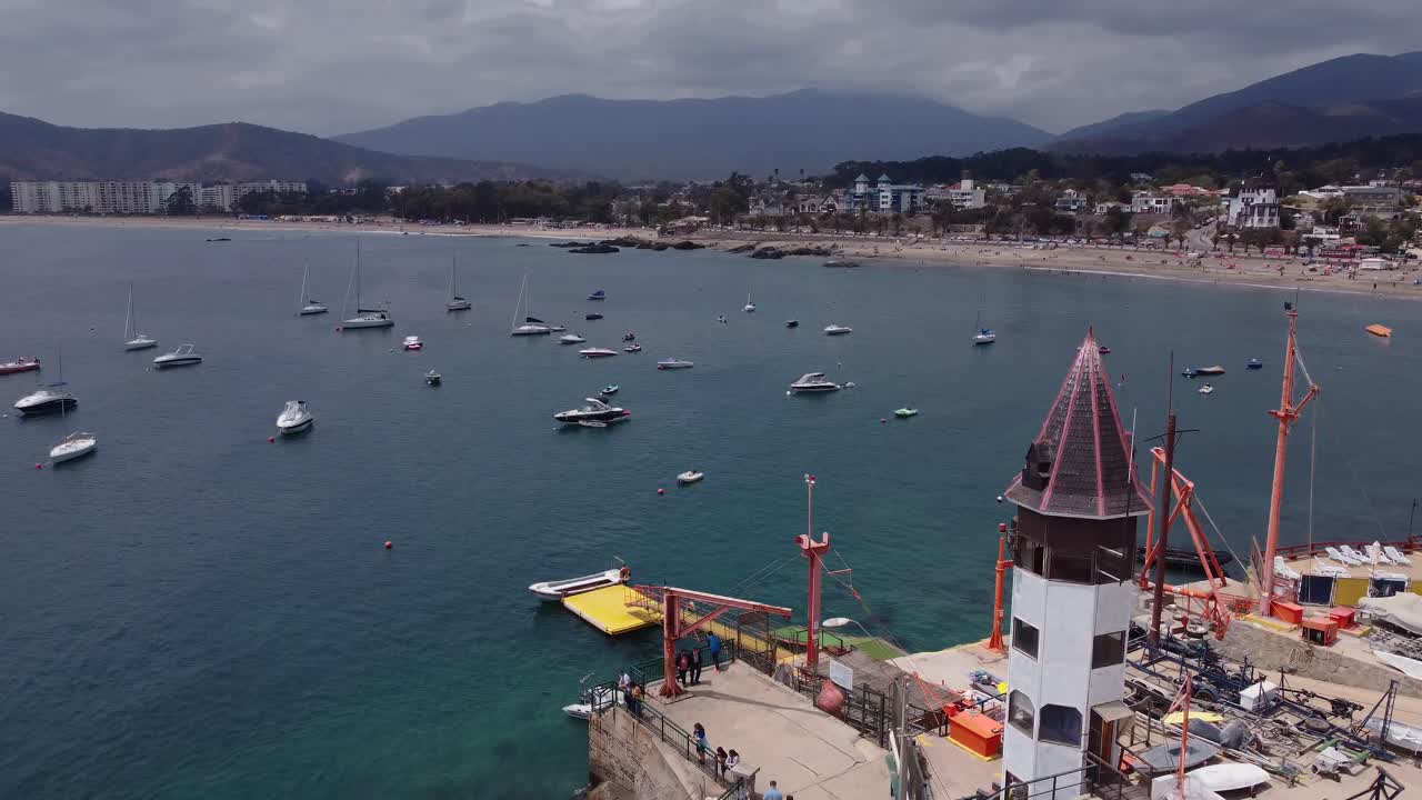 paisaje marino adornado con barcos, yates, lanchas rápidas, puertos y faros frente a las playas