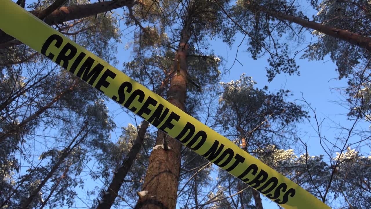 una escena del crimen es cualquier lugar que pueda estar asociado con un crimen cometido