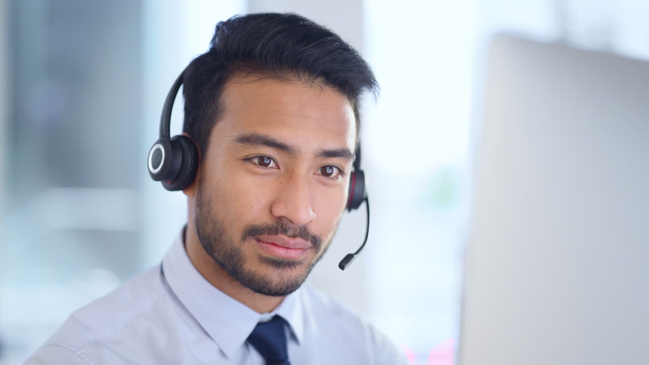 Kundeservicemedarbeider med headset som gir utmerket