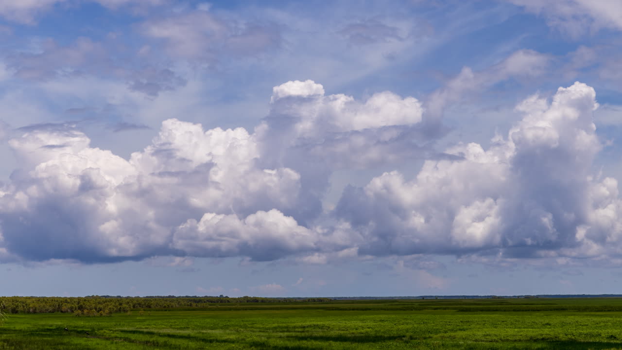 lapso de tiempo de nubes de tormenta moviéndose a través de humedales en el territorio del norte